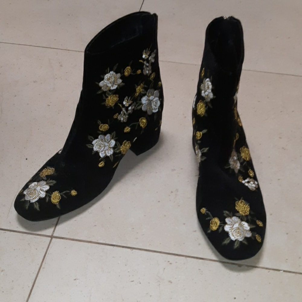 Yellow and white floral embroidered booties